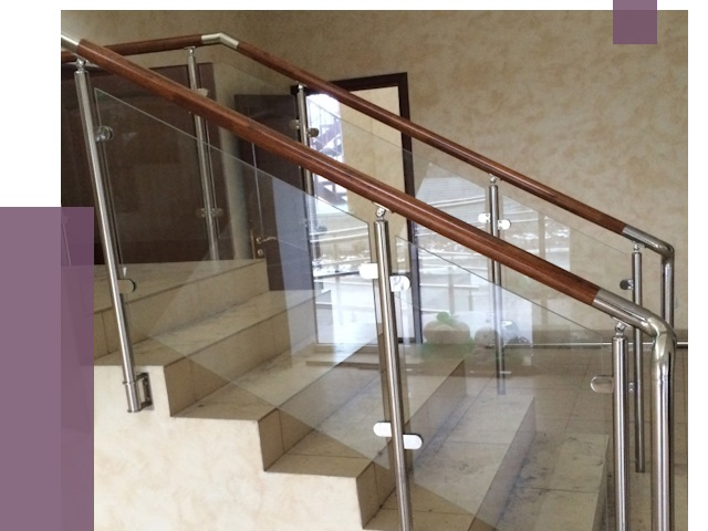 Комбинированные перила из металла и дерева в Дедовске